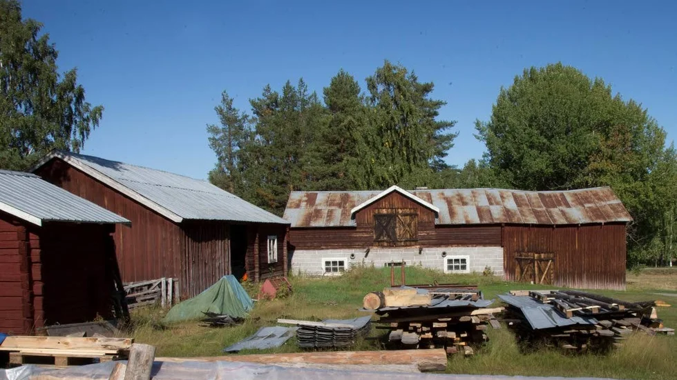 Logen står inbäddad i en skogsmiljö, tillsammans med huvudbyggnad, bagarstuga, ladugård och andra byggnader som också finns kvar.