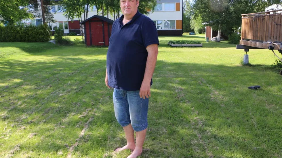 Urban Vikström lämnar den centrala S-föreningen i Piteå i protest mot att den ställer sig bakom att Anders Lundkvist använt polska målare.