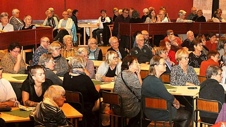 Den månghövdade publiken, det var 160-170 betalande gäster denna kväll, bestod som synes mestadels av modeintresserade damer.