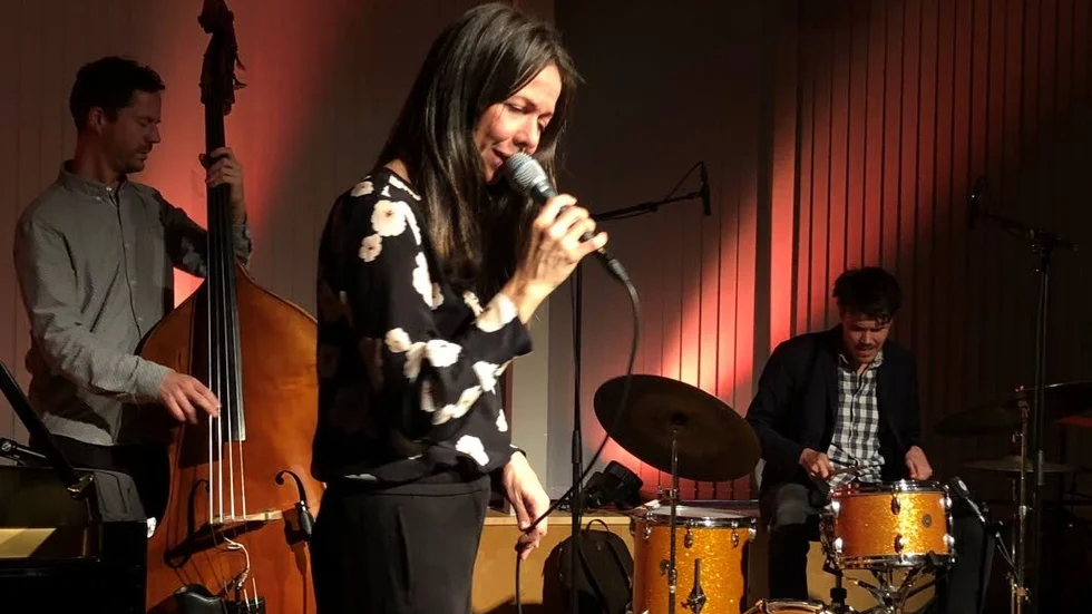 Rigmor Gustafsson och hennes kvartett bjöd på lyxig middagsjazz på 2 kök Acusticum på lördagskvällen. I bakgrunden Martin Höper och Chris Montgomery.
