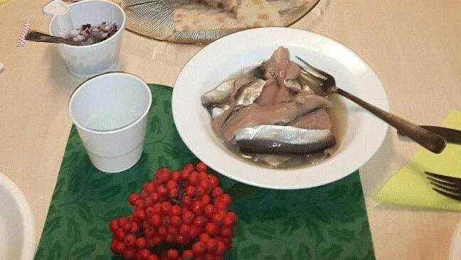 Bordet var vackert dekorerat med rönnbärskvistar.