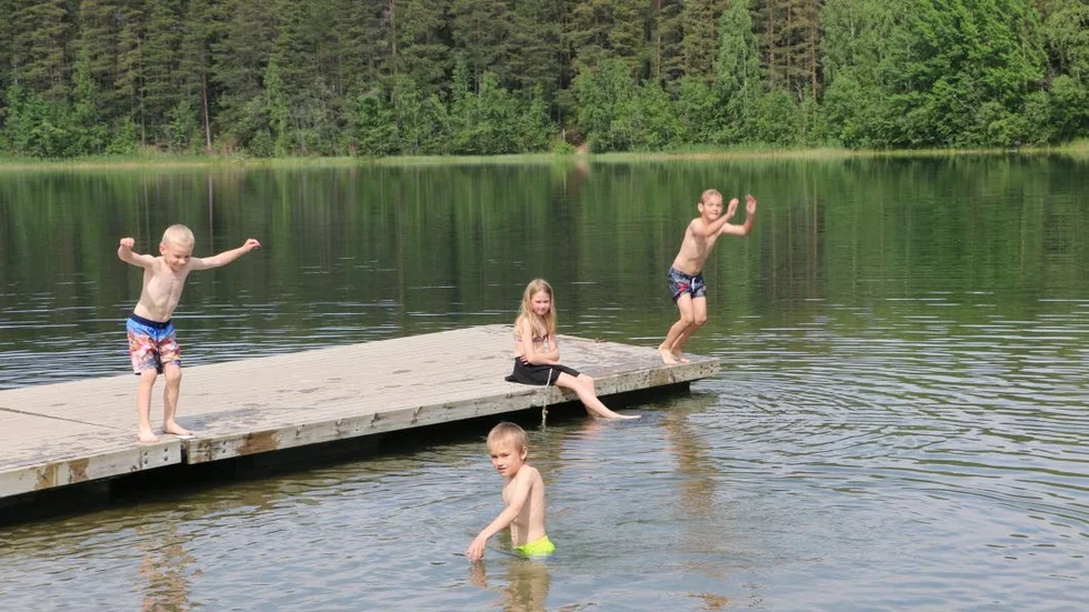 Pottan levererar. Valter och Melker Holmberg hoppade strömhopp från bryggan. Liam och Isla Marklund trivdes också i det 20-gradiga vattnet.