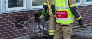 Bil rammade stadshuset