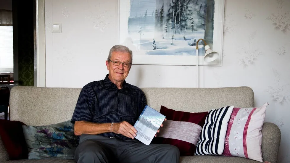 Det var när Lennart Oinas kom till Mariefred som 20-åring, och förtrollades av Mariefred och Gripsholms slott, som idén om en deckare blev till.