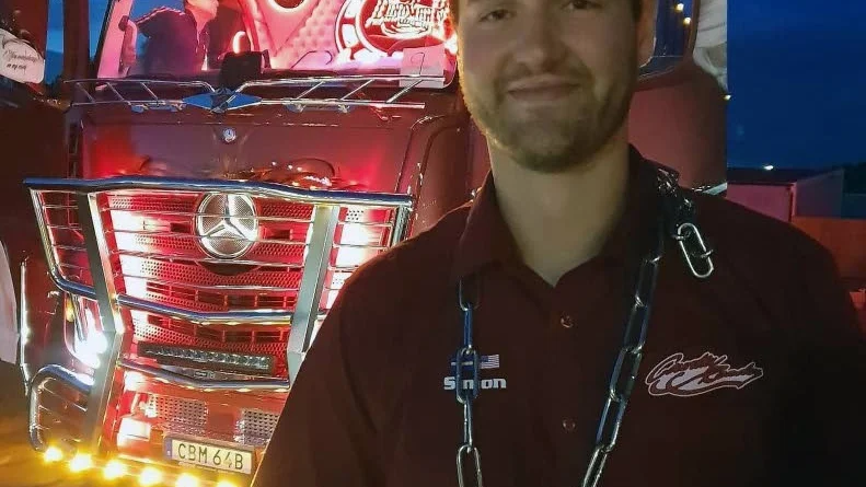 Den snygga bilen kommer att köra på de skitigaste vägarna i Norrbotten och Västerbotten. "Men vi är noga med att tvätta och städa den varje dag", säger Simon Lundman.