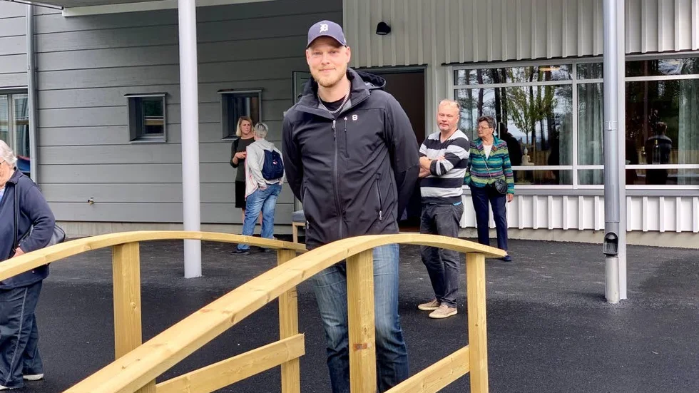 NIklas Lundberg inspekterade Ängsgården inför hans mammas flytt hit. "Jag gillar att fönstren är låga så att hon kan se ut trots att hon ligger".