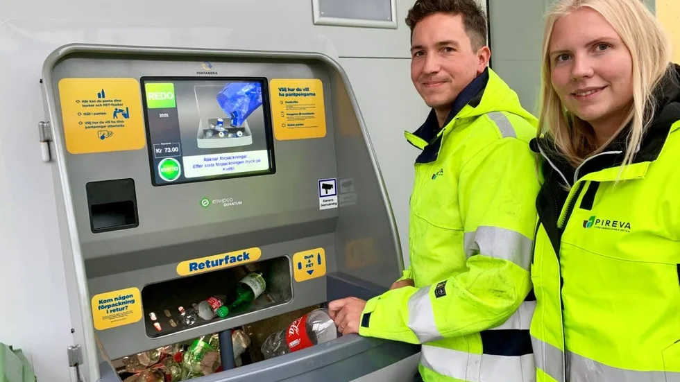 Erik Lundberg, arbetsledare Pireva och kommunikatör Josefin Sjögren är nöjda över att ha fått en helt ny typ av pantautomat till Piteå.