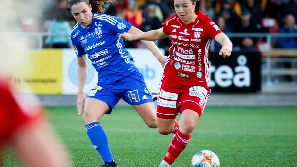 Piteås June Pedersen i närkamp med Vittsjös Clara Markstedt.