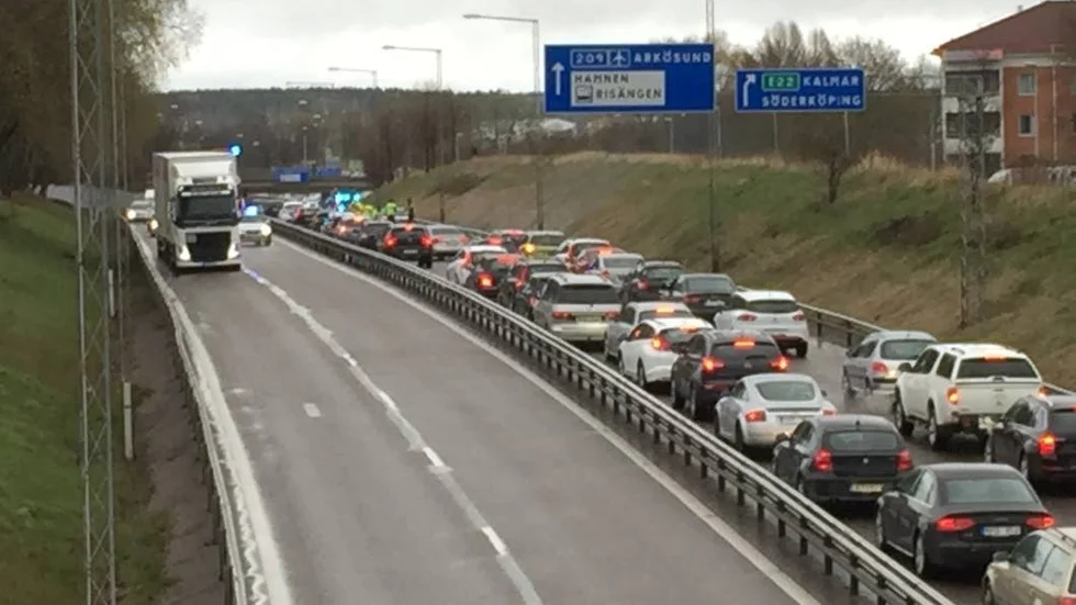 Långa köer. Så här såg det ut på Söderleden efter trafikolyckan.