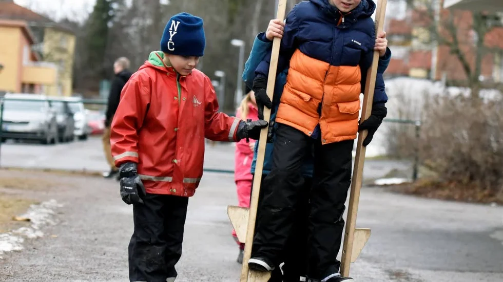 På gång. Styltgång med Axel Thorsell.