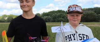 De bygger sin egna flygplan