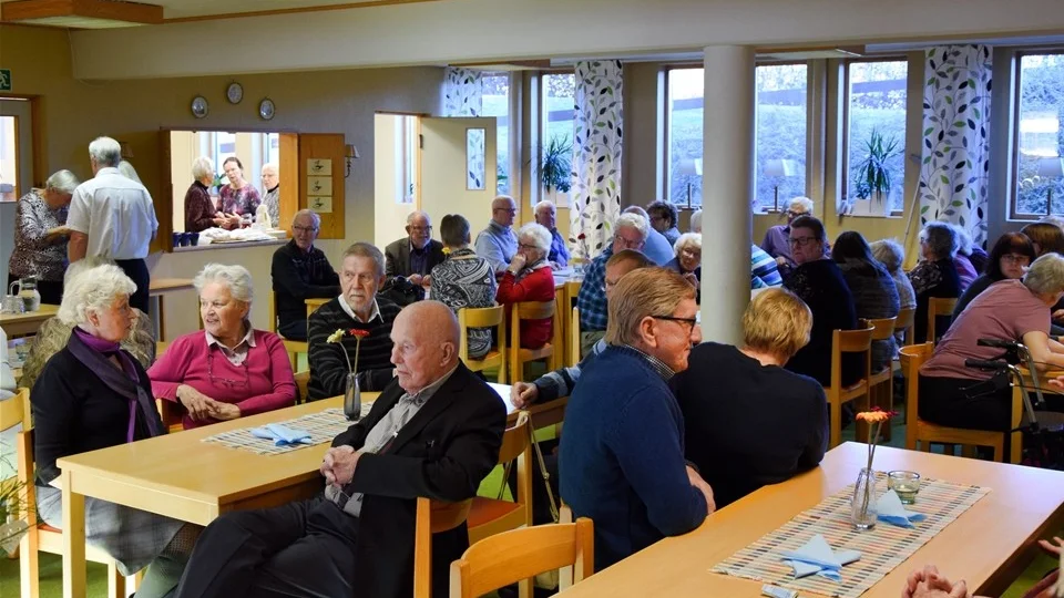Många besökare var på plats vid HRF-Kindas auktion i Linnékyrkan. Foto: Morgan Karlsson