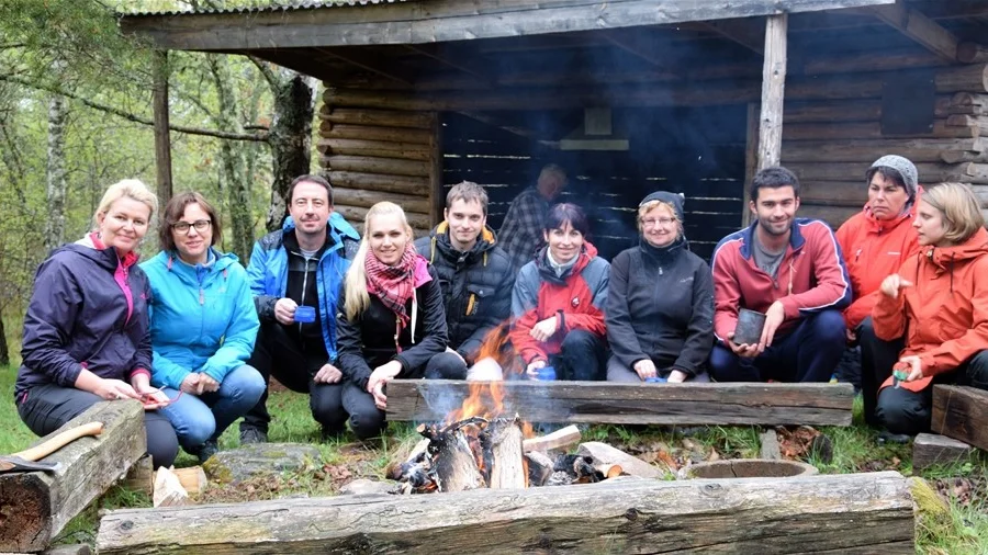 Utan ordning. Tuula Räsänen, Edytia Piekorz, Beata Maslanka, Mirela Kocurek, Adam Waiota, Therese Skillnäs, Marek Mazur samt Vedran Batel vid brasan där de skulle baka sina lunchbröd