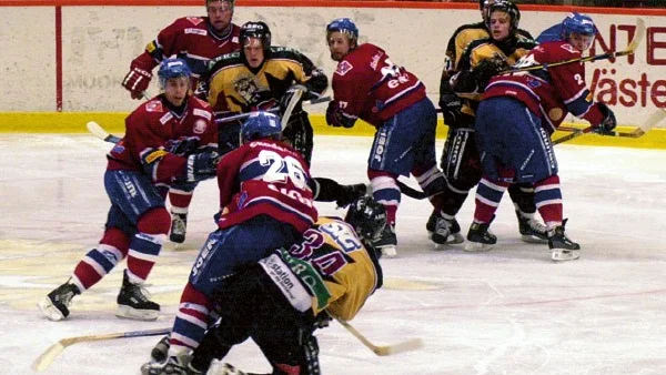 Tätt, tätt. Det blev en jämn derbykamp mellan Västervik och Vimmerby i Tjusthallen. 3- 3 slutade matchen, vilket innebar den första poängförlusten för Vimmerby i årets serie.