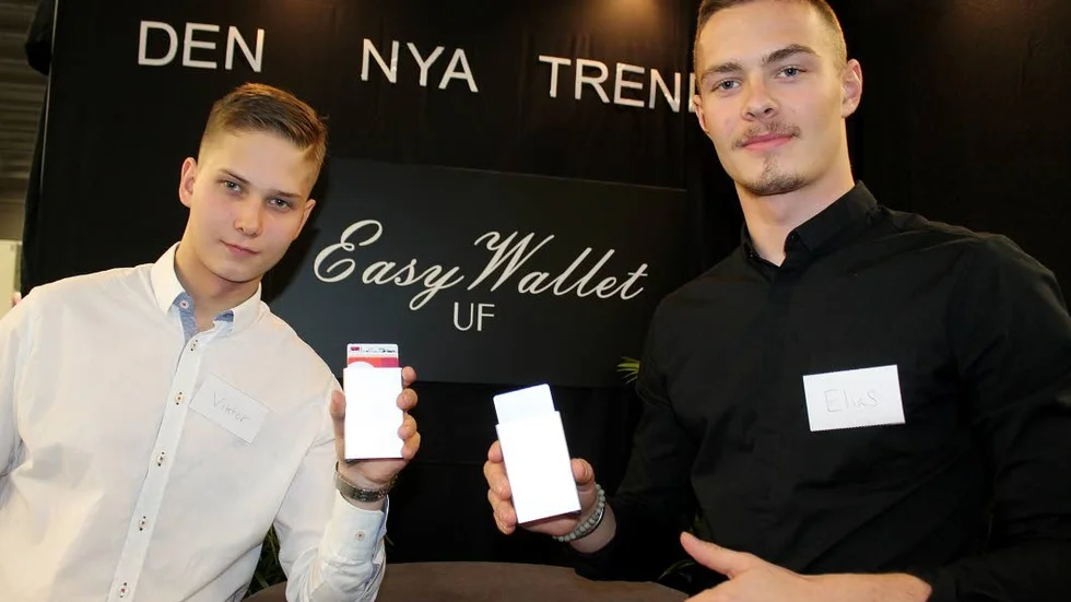 Viktor Svensson och  Elias Wiktander från Katedralskolan har hakat på trenden med "enkla plånböcker".
