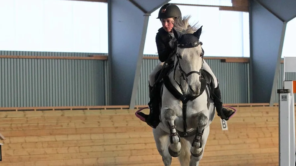 Koll. Mantorpsryttarnas Izabelle Stolth har redan tagit ut riktningen mot nästa hinder och Steel Flight har koll på var irriterande kameror finns.