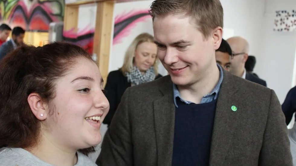 Ayda Kozirkarian, elev och Gustav Fridolin står i kön och ska snart äta lunch i matsalen. Ett bra tillfälle för småprat.