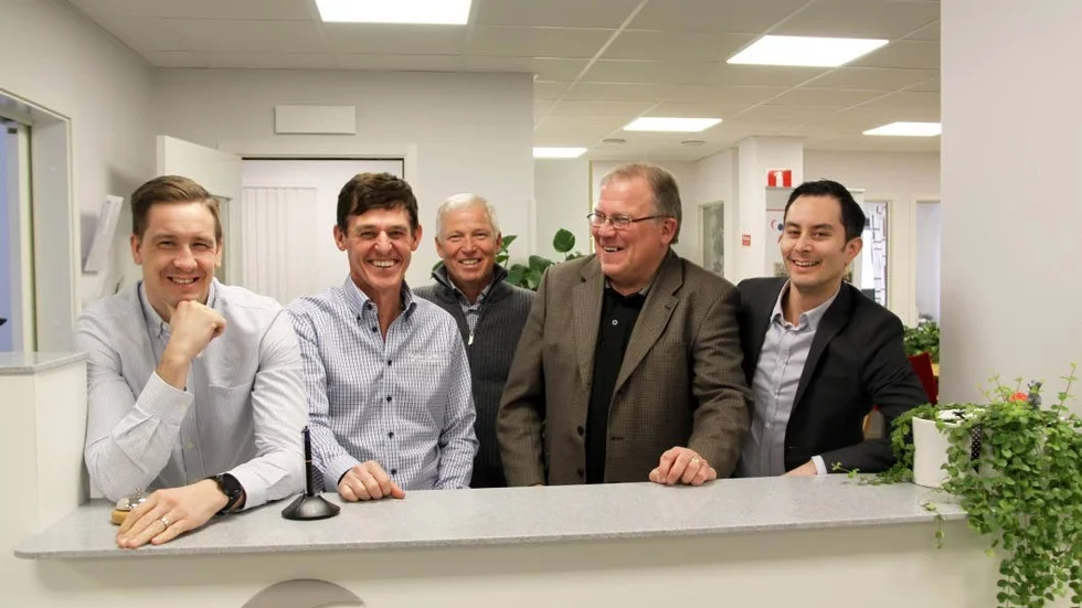 Överens. Stefan Markel, Telenor, Roger Magnuson, Kindahus, Anders Johansson, Sabo, Jan Skarin, Kindahus, och Christian Lee, Telenor strax efter att avtalet om fibertjänster skrivits under.