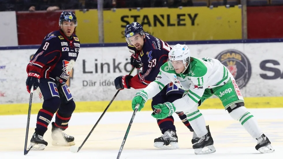 LINKÖPING 20180306
Linköpings Eddie Larsson och Rögles Bryan Lerg under tisdagens ishockeymatch i SHL mellan Linköpings HC och Rögle BK i Saab Arena. 
Foto: Jeppe Gustafsson / TT / kod 60160