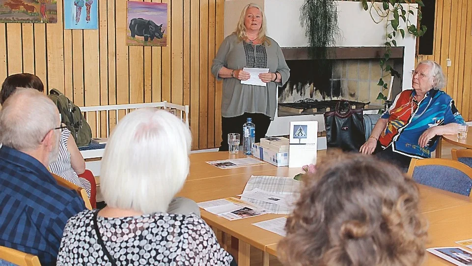 Hedda Jansson föreläste om dialoger som möjlighet i Hultsfreds församlingshem. En föreläsning som blev mer som ett seminarium tack vare en engagerad publik. Foto: Charlotte Madestam