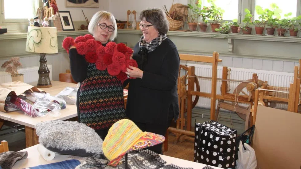 Packas för Japan. Halsdekorationen är designad av Maria Lindahl.  Ylva Källgren, Björke Vävstuga,  hjälper Ulla-Karin Hellsten, Östgöta Ullspinneri, att prova.