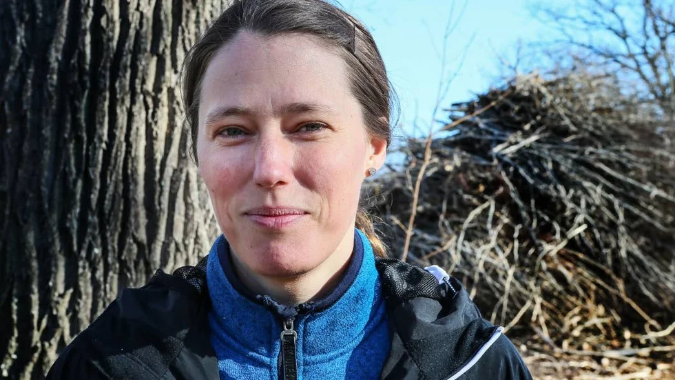 "Vi har brist på gamla träd och nu råder vi bot på det genom att skada unga träd som kommer att åldras fortare"   säger Frida Nilsson från Länstyrelsen.