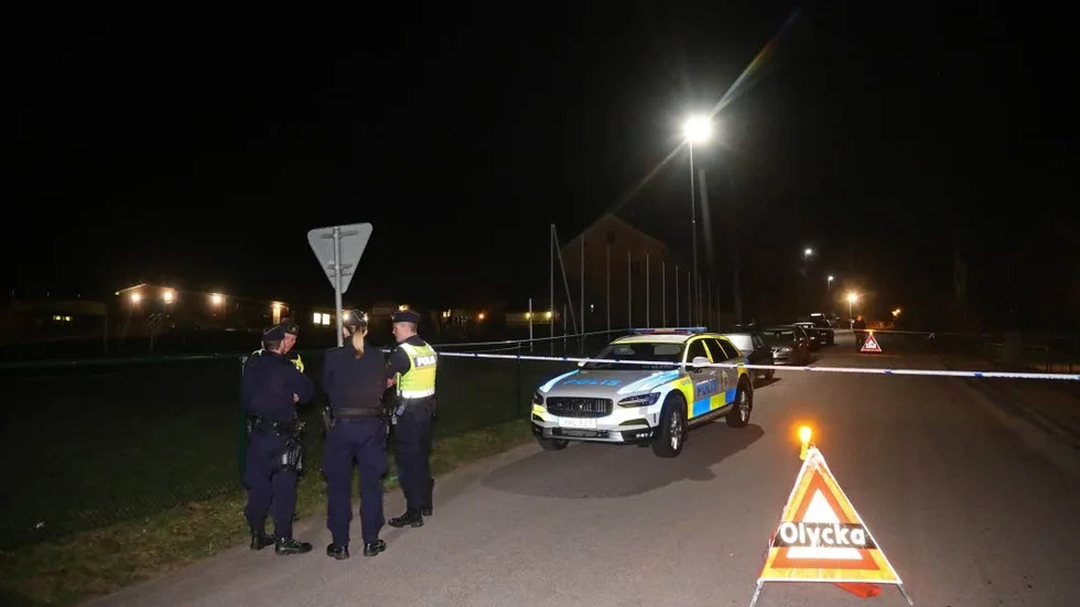 Polisen spärrade av ett område utanför flerfamiljshuset i Ödeshög där mordet tros ha skett.