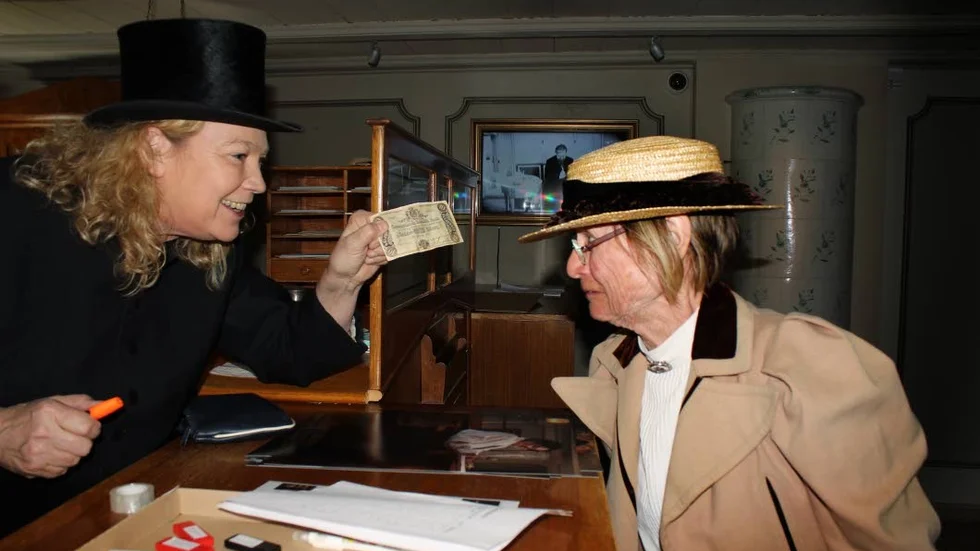 Pengarna på banken. Elisabeth Ohlson Wallin spexar lite med Kerstin Idstedt i det nya bankmuseet i Gamla Linköping.