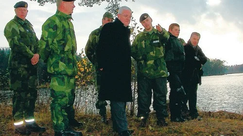 Jönköping läns nya landshövding Lars Engqvist fick mycket information om Eksjös militär under besöket.