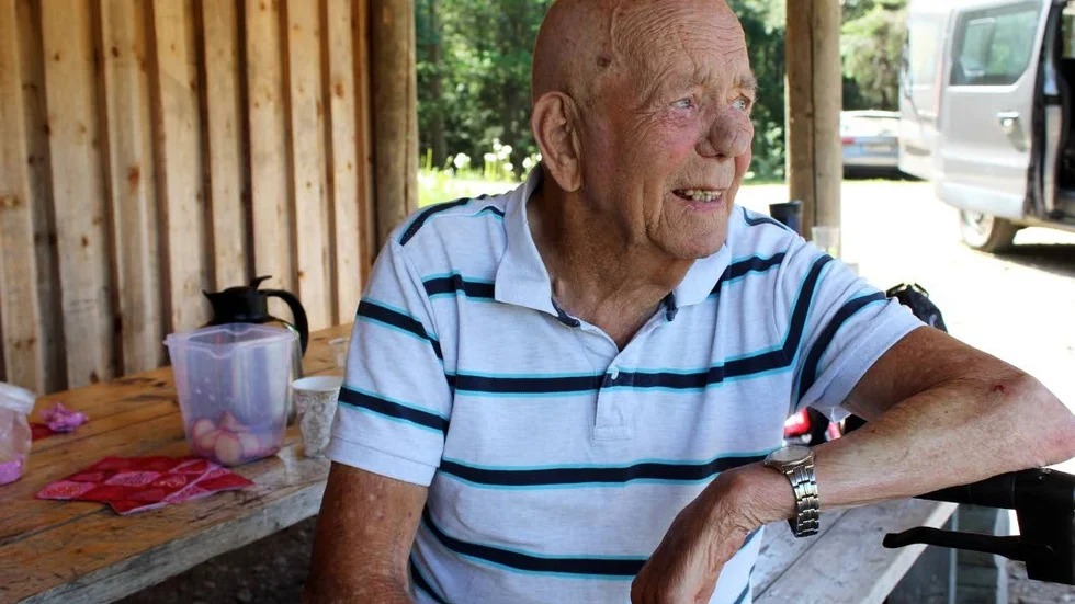 Ingemar Karlsson, 82, pustar ut i skuggan