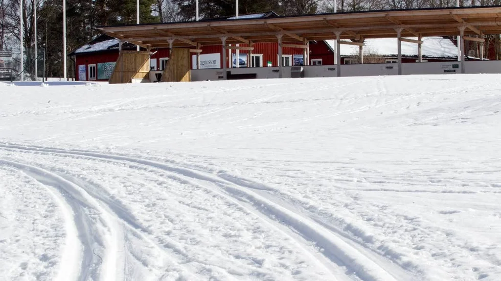Skidspåren ligger kvar och sugna golfspalare får vänta ett tag till på att testa svingen på Linköpings driving range.