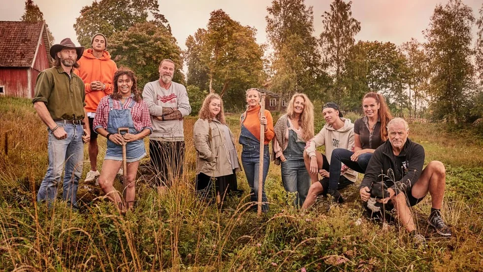 Farmarliv. Ett gäng mer eller mindre kända personer tävlar i "Farmen VIP".