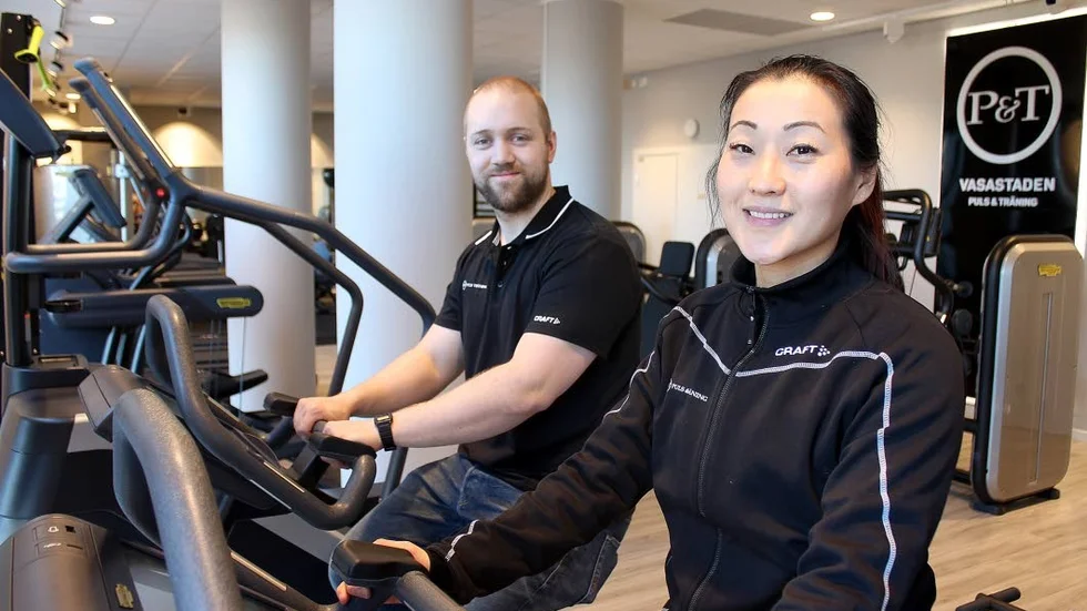 Pt-ansvariga Evelina Högberg kör ett enklare cykelpass tillsammans med Marcus Maigaard. "Hit ska folk kunna ta sig i filttofflorna", säger hon.