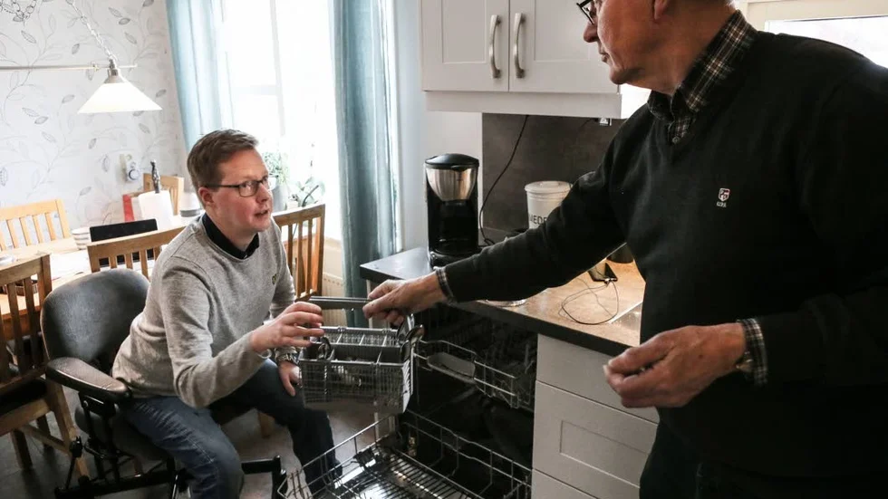 Hjälp. Mattias pappa Leif hjälper till med många sysslor i hemmet, som här att plocka ur diskmaskinen. "Vi har inte utnyttjat de möjligheter som har funnits, vi har levt vårt liv och sagt att vi ska klara oss själva, utan sociala tjänster och kommunala hjälpmedel" säger Leif.