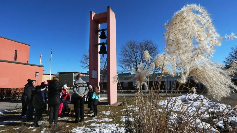 Sankt Hans kyrka. På plats för dymlingen var bland annat en tredjeklass från Montessoriskolan Troboliten.