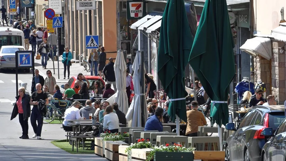 Uteliv. Skribenterna ställer sig bakom förslaget om förbud mot rökning på uteserveringar.