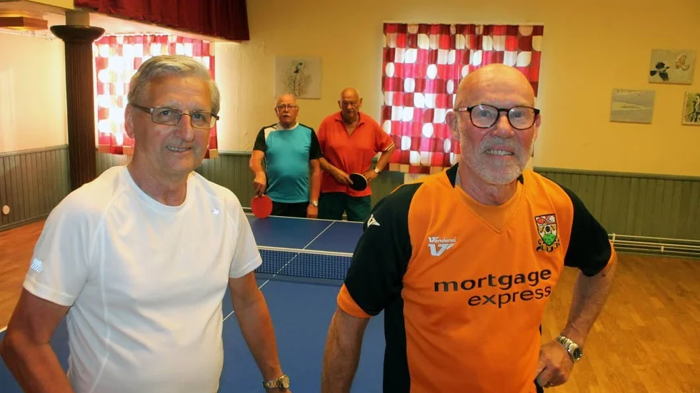 Hasse Runesson och Bruno Kindberg är två av veteranerna som spelar bordtennis en gång i veckan i Linghem. "Det är viktigt att engagera sig", säger Bruno.
