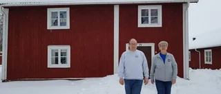 Iris lämnar över till Tomas
