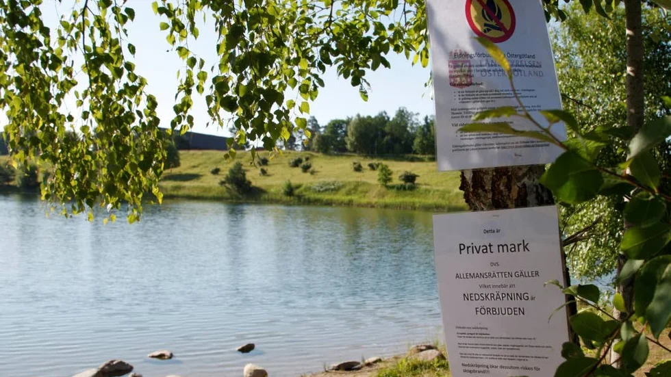 Vid sjön råder ingen brist på information kring vad som faktiskt gäller.