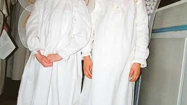Susanna Vistrad och Maria Silfverhielm var två av änglarna i julspelet som hölls i Bellö kyrka. Foto: Rebecca Carlsson