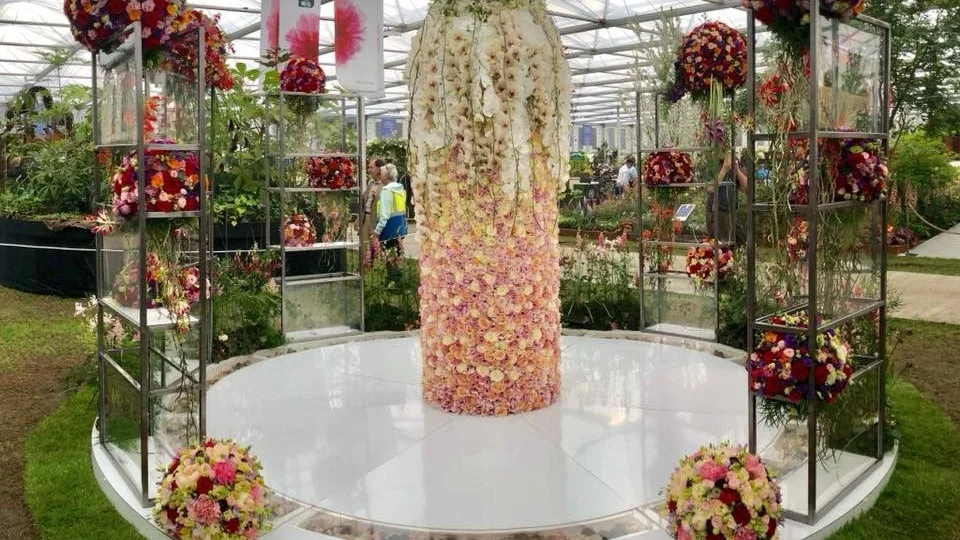 Bidraget, ett slags paviljong klädd i blommor, bland annat en pelare i mitten med 5 000 rosor.