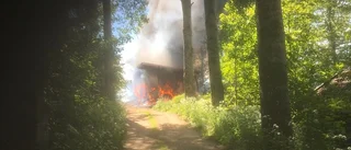 Byggnad totalförstörd i brand