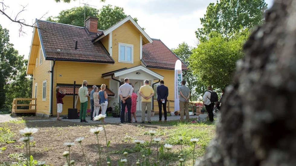 Här är ett bildspel på huset före och efter renovering.

Fokuset för renoveringen har varit att bevara så mycket som möjligt av huset, men samtidigt tillgänglighetsanpassa det och klara de höga brandskyddskrav som finns för dagliga verksamhet.