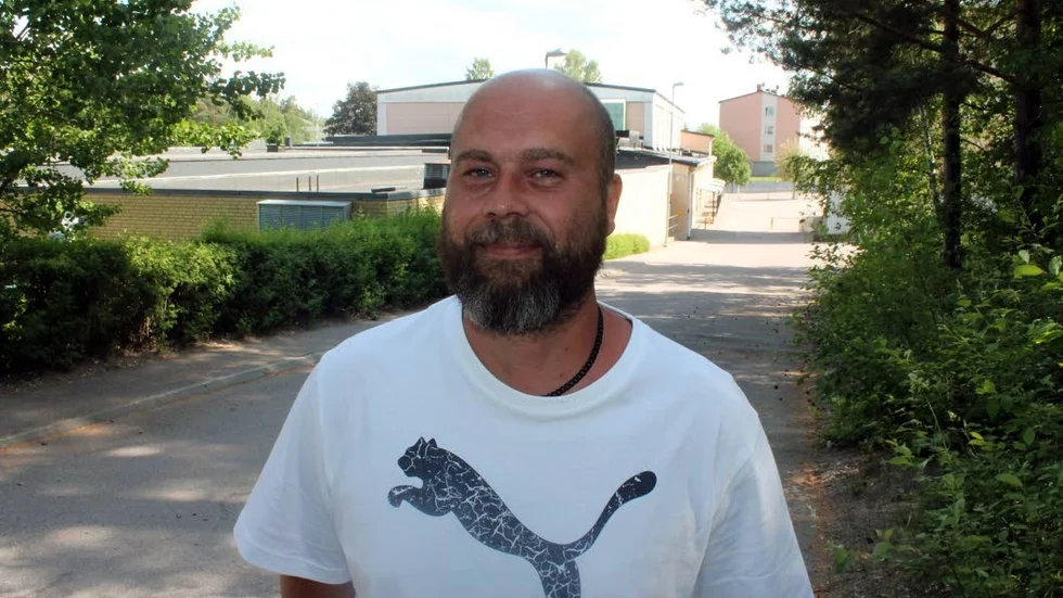Stefan Andersson säger att det viktigaste i livet är innebandy. Det har varit så och är så. Nu drömmer han om att föra Boxholms damer till kval uppåt. "Damerna vill lära sig", säger han om tränarrollen.