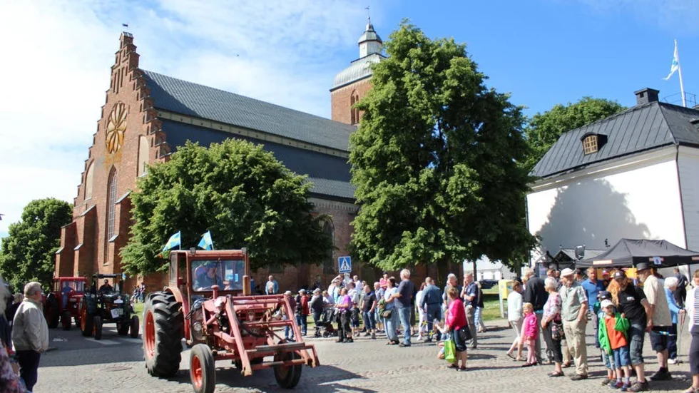 Många fina traktorer av gammal modell, de räckte runt hela 400-metersslingan runt kyrkan och torget.