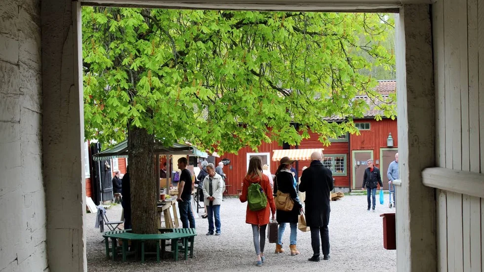 Alla måste kunna trivas i Gamla Linköping, skriver Karin Olanders, med anledning av musikanterna som inte får fortsätta att spela.