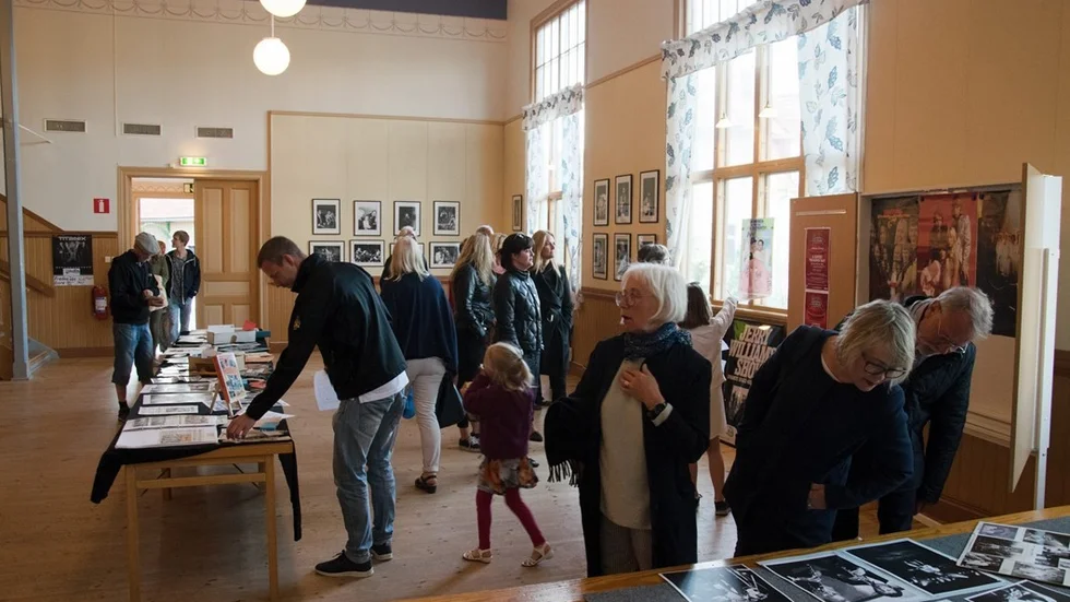 Många började med att titta på utställningen. Foto: Roger M Carlsson