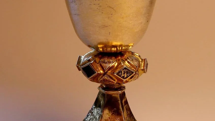 Den här kalken tillverkades i Falun på 1400-talet och 400 år senare sålde Skänningeborna den till Historiska museet.