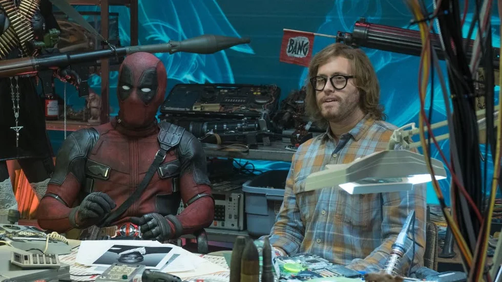 Deadpool (Ryan Reynolds) och kompisen Weasel (T J Miller) försöker sätta ihop ett superhjältegäng för att frita en mutantpojke i ”Deadpool 2”.