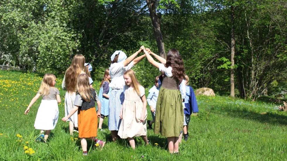Bro, bro breja... på vackra Pålsbo äng leker Skogs-Sara och hennes kamrater någon gång i mitten av 1800-talet.